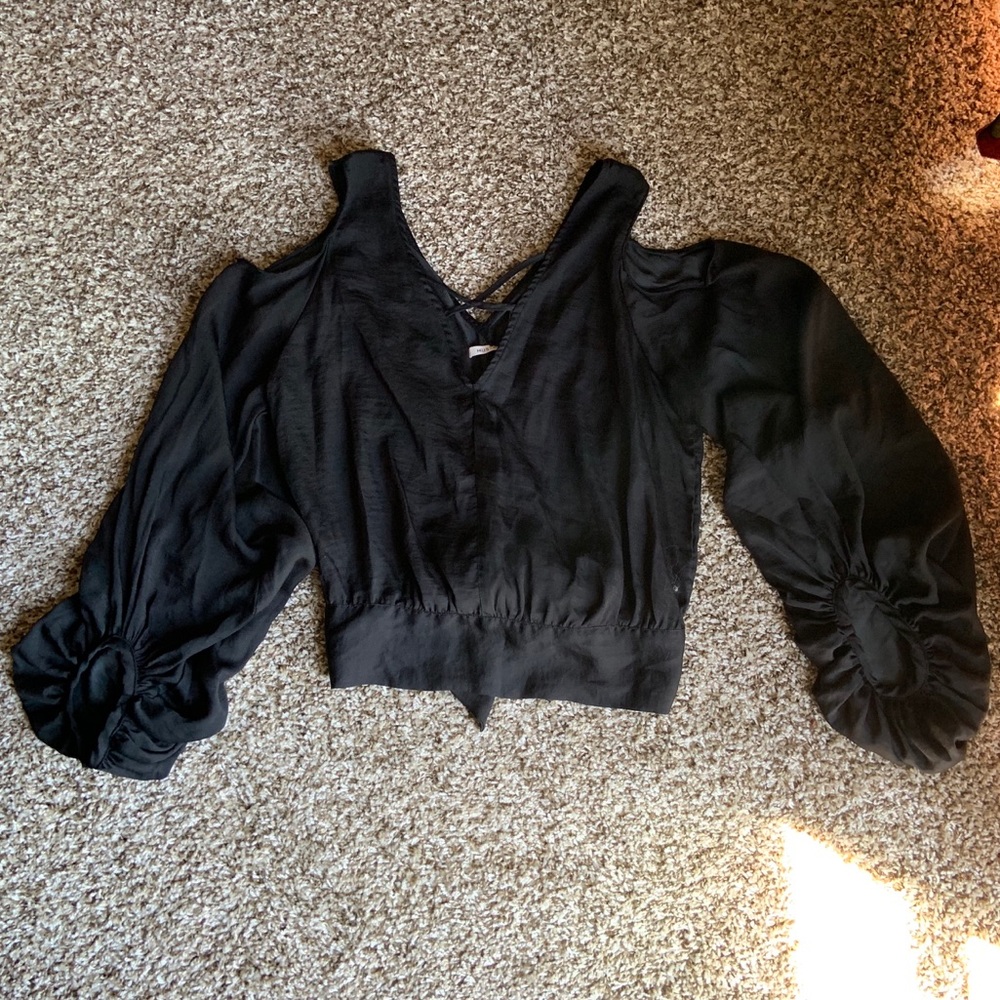 2/$15 Black cold shoulder top Sz M